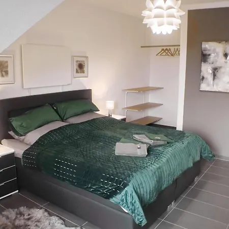 Modernes, Zentrales In Troisdorf, Region Koeln Bonn, 3 Etage, Maximal Fuer 4 Personen, Parkplatz & Netflix Inklusive